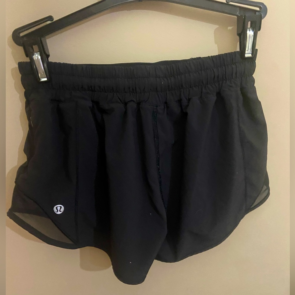 Lululemon 2.5” Hotty Hot Low Rise Shorts Size 4 Black. Good Condition